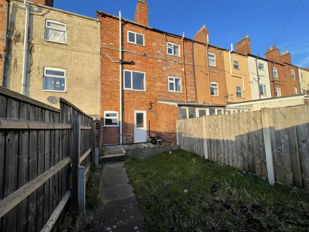 3 bed terraced house to rent in Beacon Hill Road, Newark NG24 Zoopla