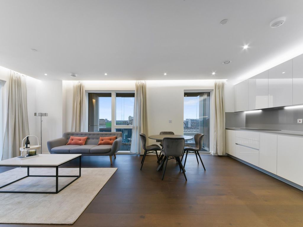 2 bed flat to rent in Montrose Building, Lexington Gardens, London SW11