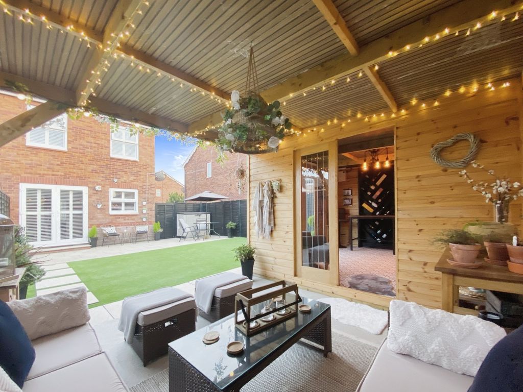 2 bed semidetached house for sale in Rainham Close, Hull, East