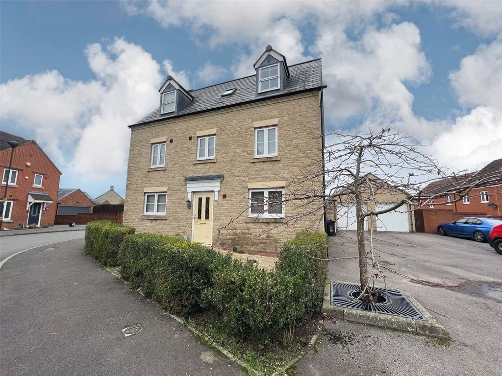 5 bed detached house for sale in White Eagle Road, Haydon End, Swindon