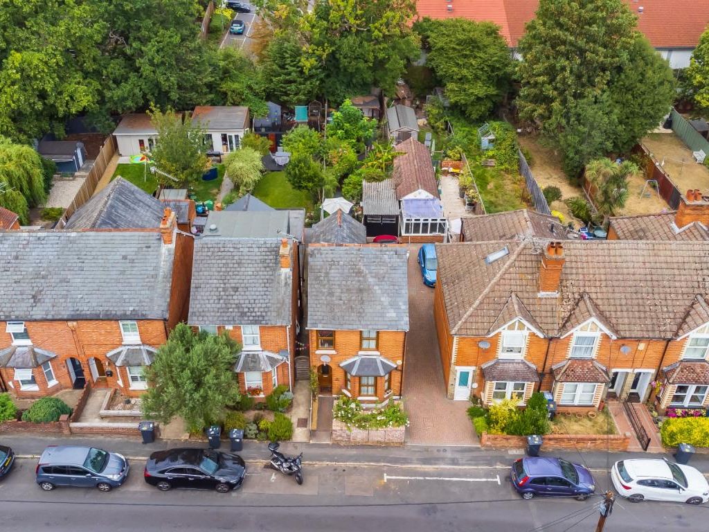 3 bed detached house for sale in New Road, Blackwater GU17 Zoopla