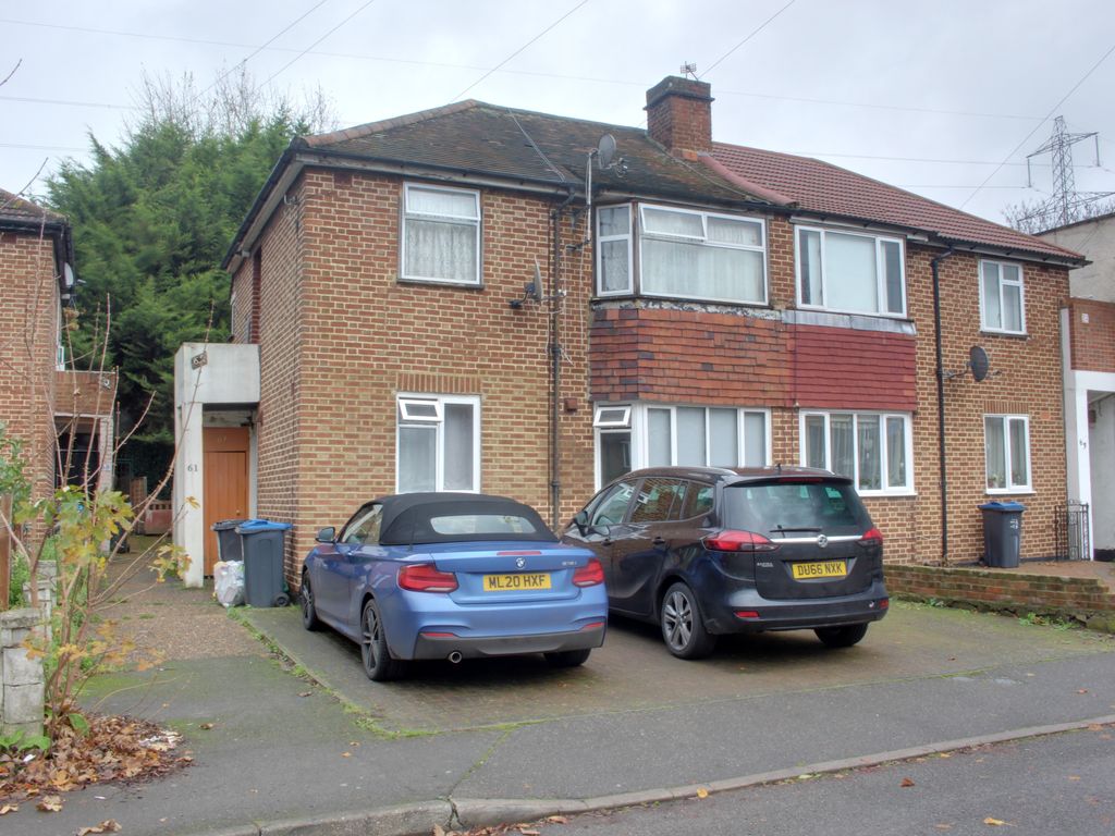 2 bed to rent in Deer Park Gardens, Mitcham CR4, £1,800 pcm