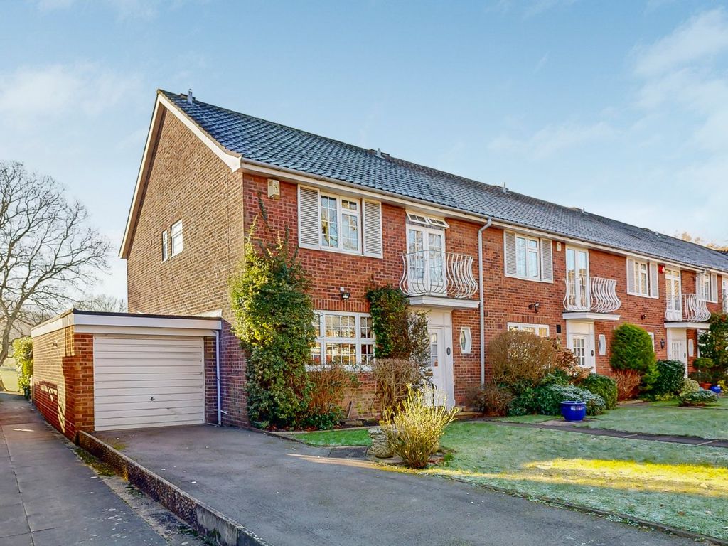 4 bed end terrace house for sale in Sunningdale Close, Stanmore HA7, £