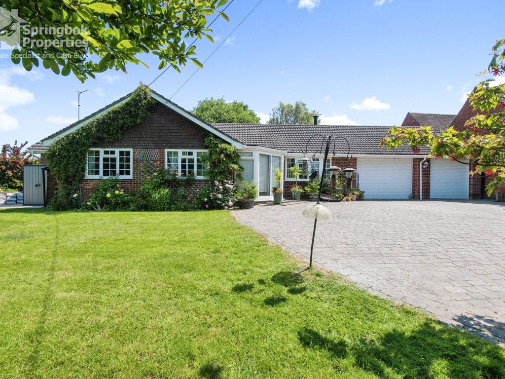 3 bed bungalow for sale in Winchester Road, Shedfield, Southampton
