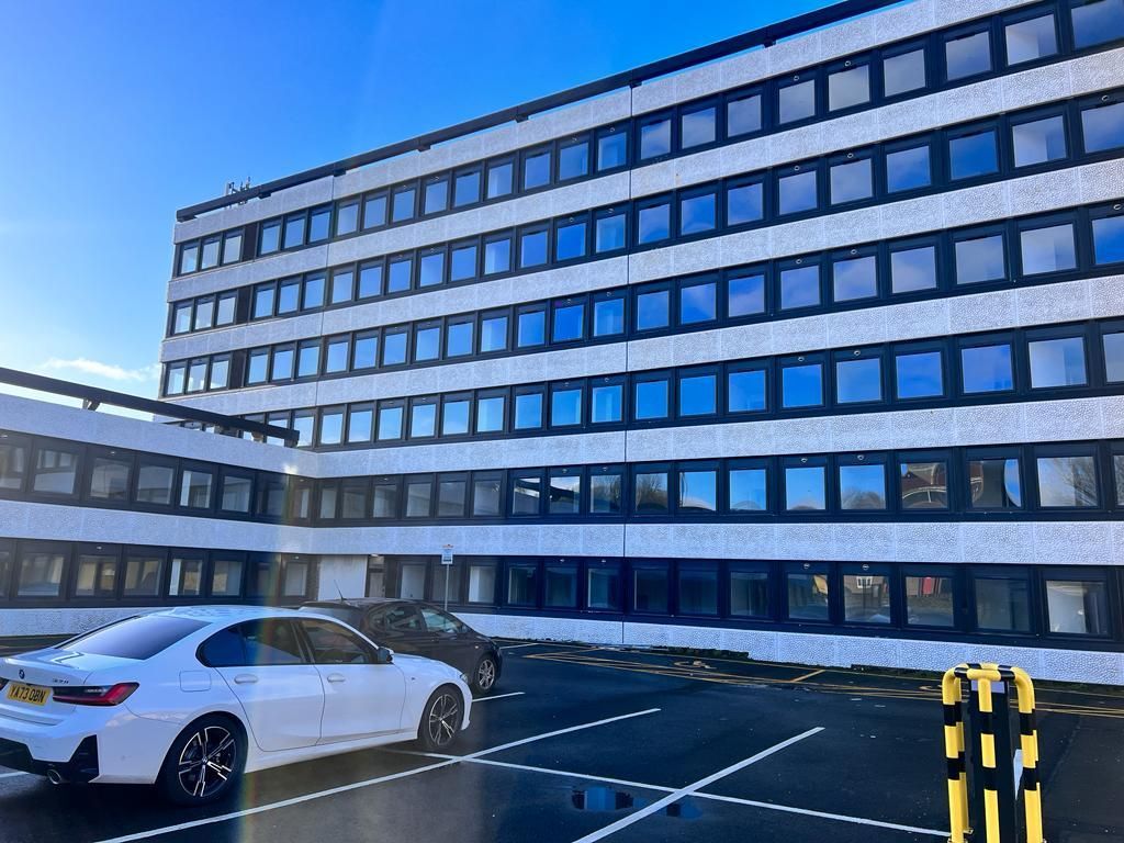 1 bed flat to rent in Yeadon House, Green Lane, Leeds LS19, £725 pcm