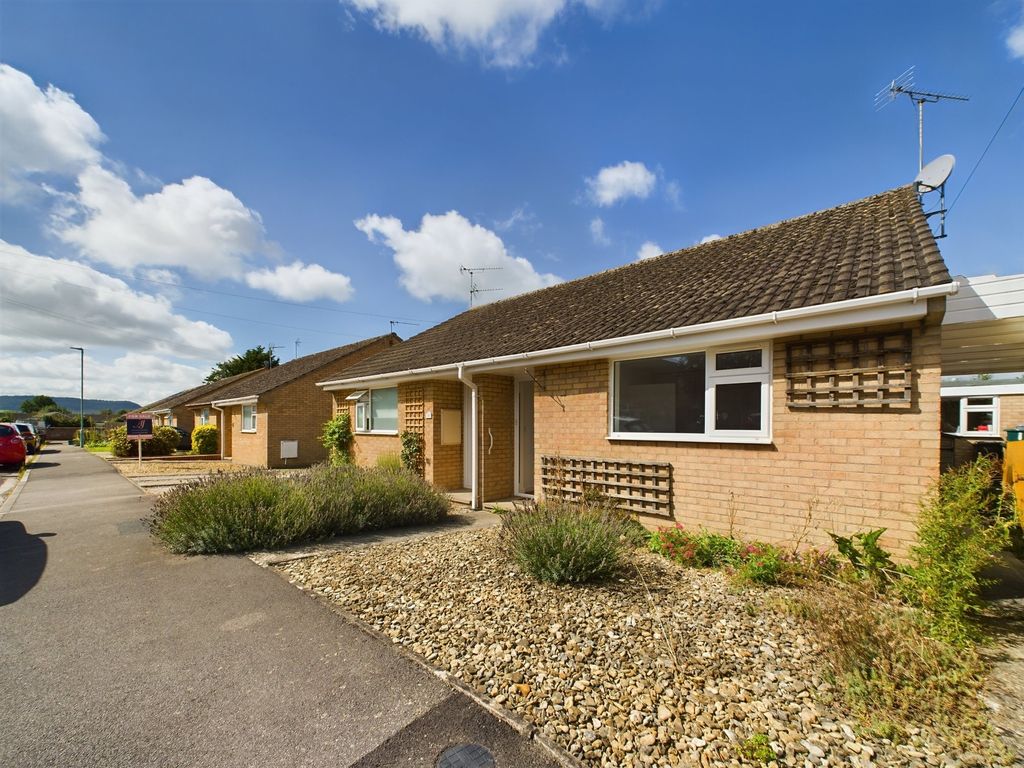 2 bed semidetached bungalow to rent in Adelaide Gardens, Stonehouse