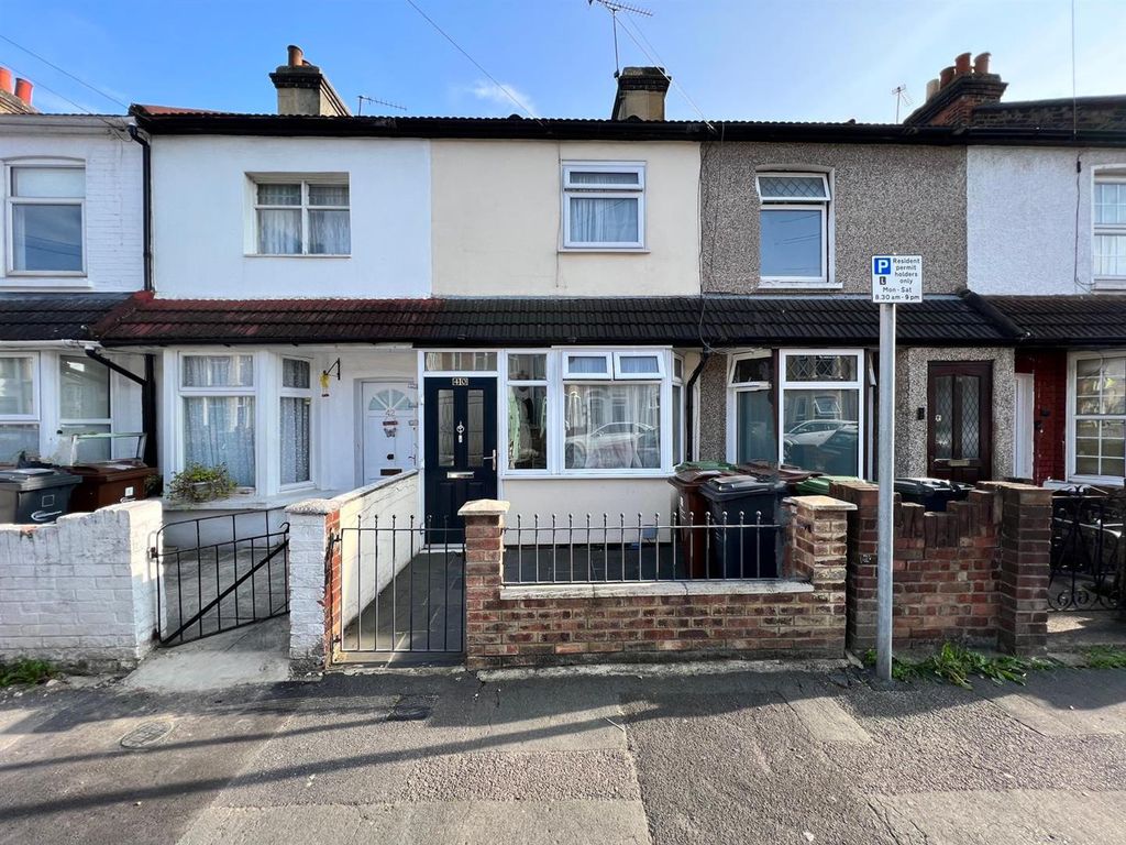3 bed property for sale in Kennedy Road, Barking IG11, £375,000 Zoopla