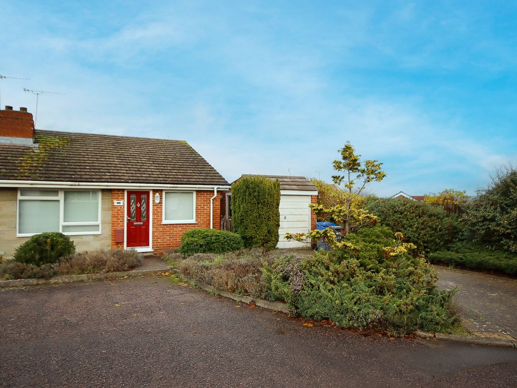 2 bed semidetached bungalow for sale in Whitchurch Close, Maidenhead
