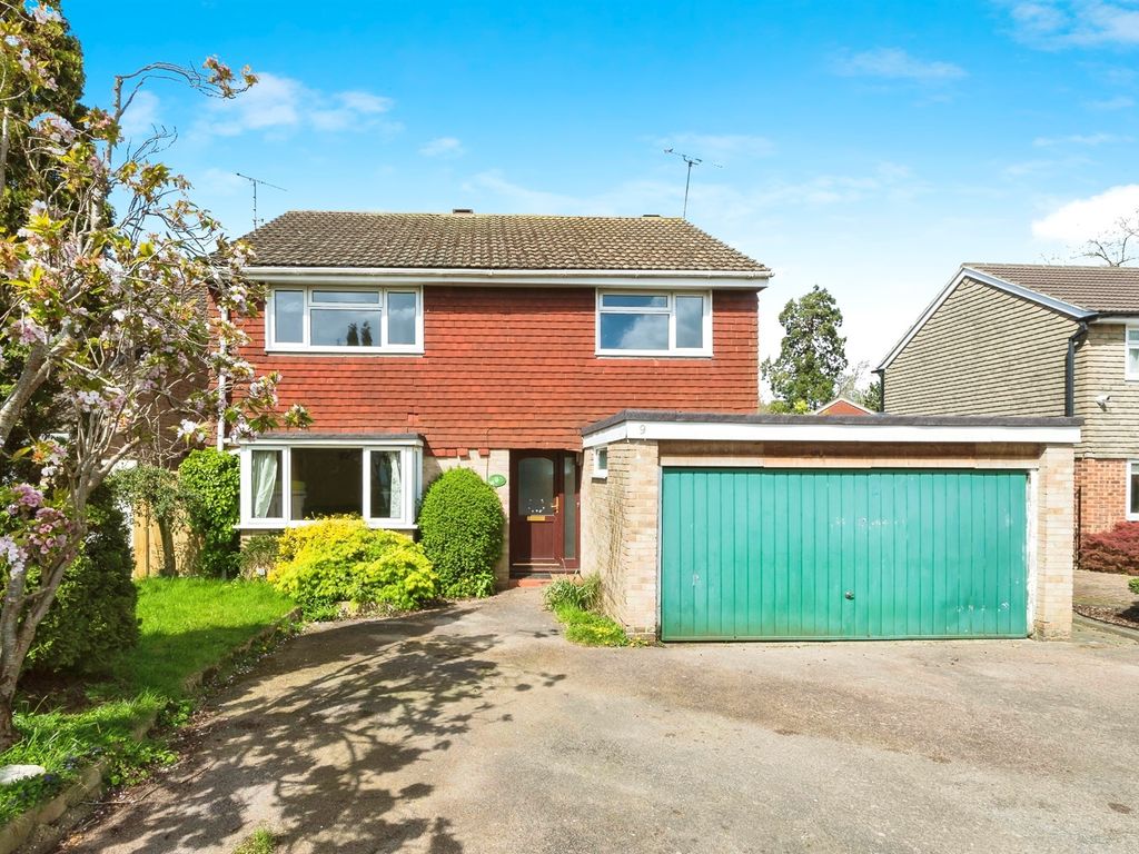 4 bed detached house for sale in Selwyn Close, Crawley RH10, £600,000