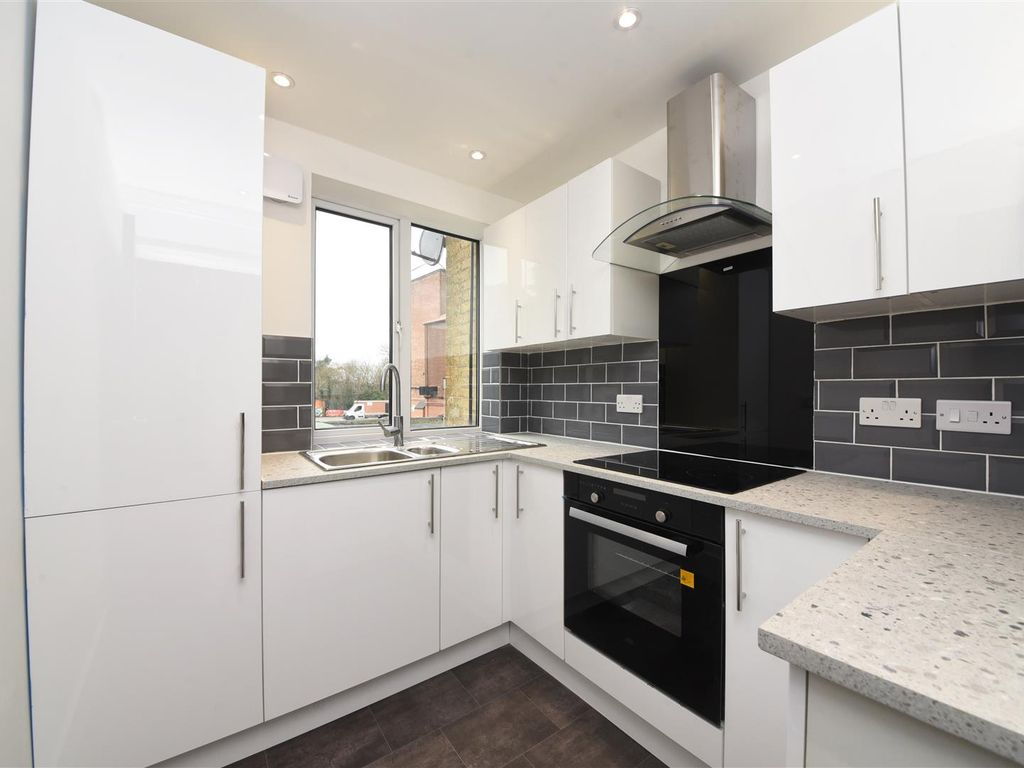 2 bed flat for sale in Western Mansions, Great North Road, New EN5, £285,000 Zoopla