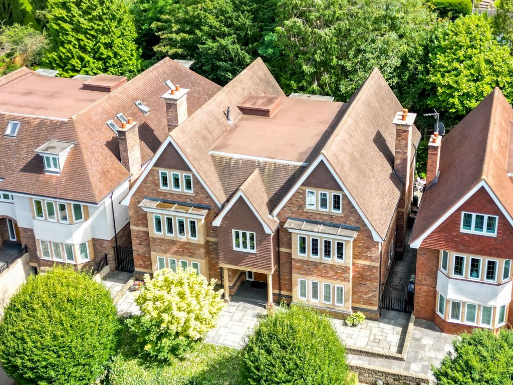 3 bed flat for sale in Clifton Road, Sutton Coldfield B73, £300,000