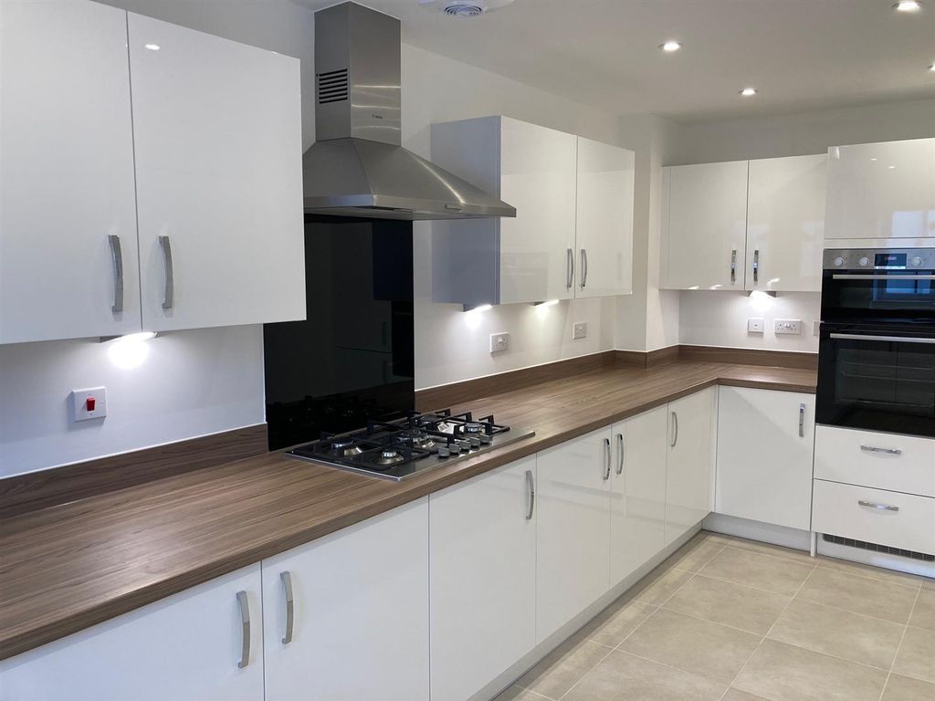 4 bed terraced house to rent in Corden Place, Pulborough, West Sussex