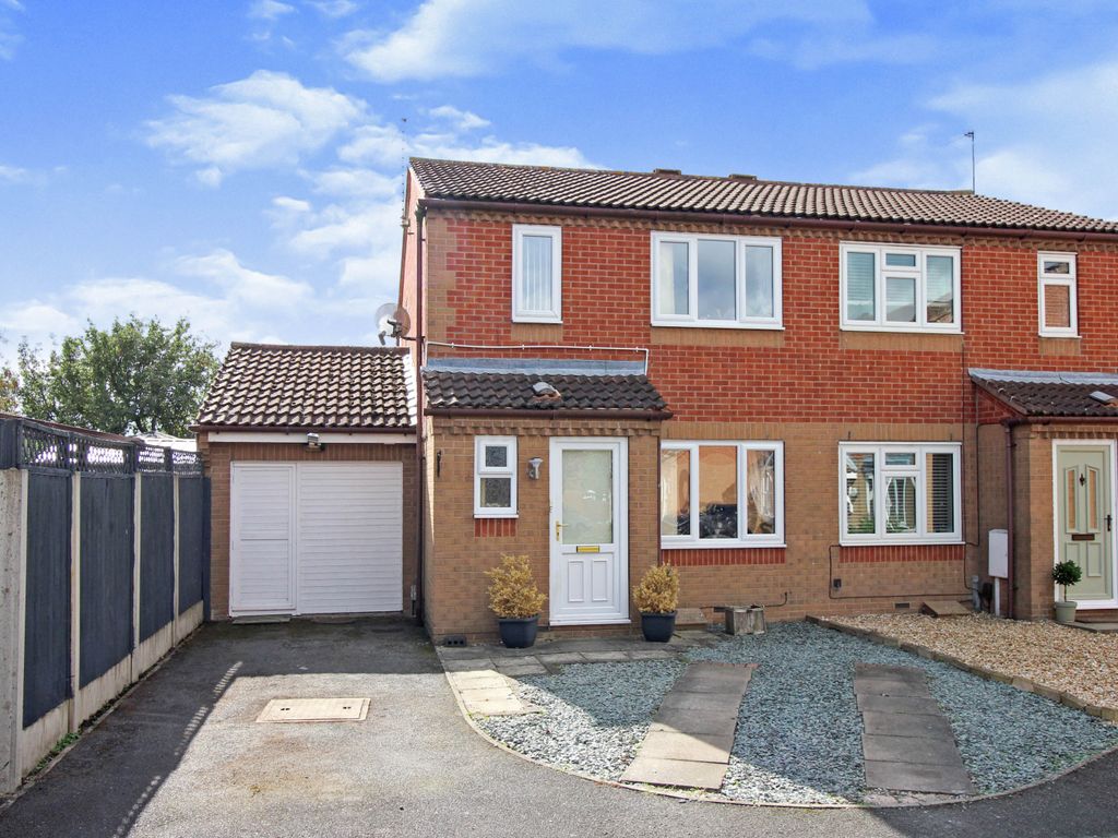 3 bed semidetached house for sale in Walters Close, Farndon, Newark