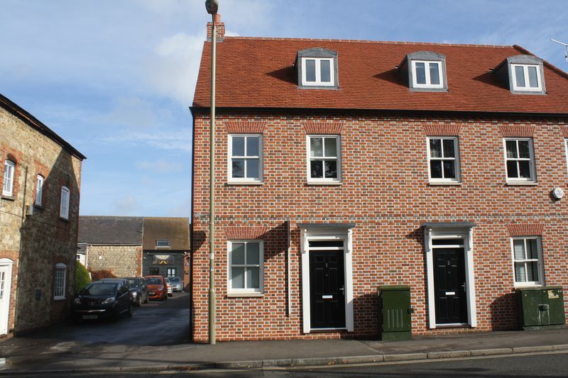 2 bed flat to rent in Whitehound, Thame OX9, £1,400 pcm Zoopla
