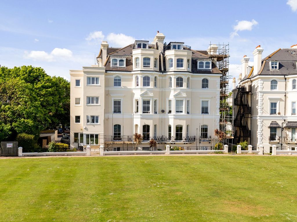 2 bed flat for sale in Clifton Crescent, Folkestone CT20 Zoopla