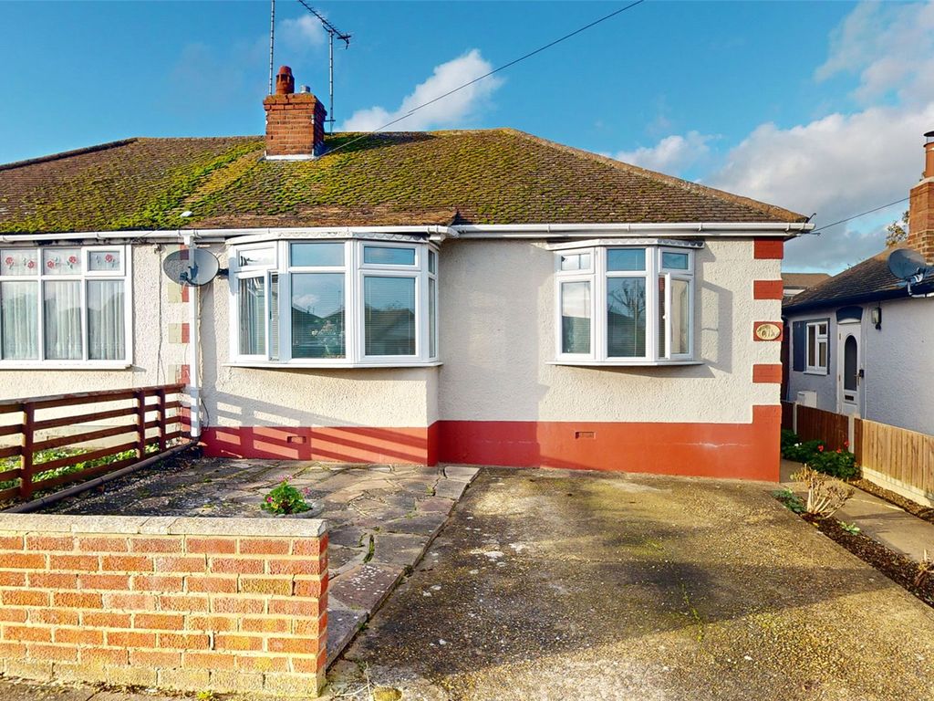 2 bed bungalow for sale in Claremont Drive, Basildon, Essex SS16, £