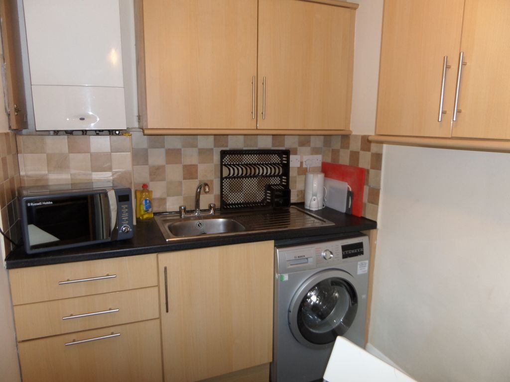 2 bed flat to rent in South End, South Croydon CR0, £1,500 pcm Zoopla