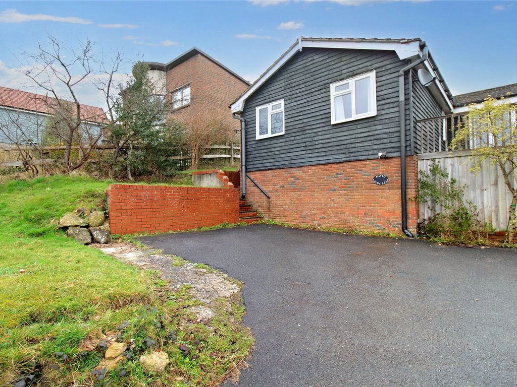 3 bed semidetached house to rent in Hilders Farm Close, Crowborough