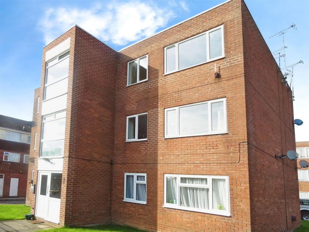 2 bed flat to rent in Leicester Street, Bulkington, Bedworth CV12, £675