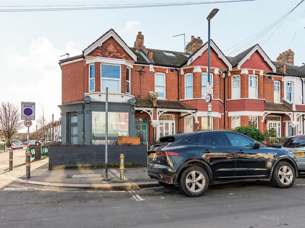 2 bed flat to rent in Revelstoke Road, Southfields SW18, £1,850 pcm