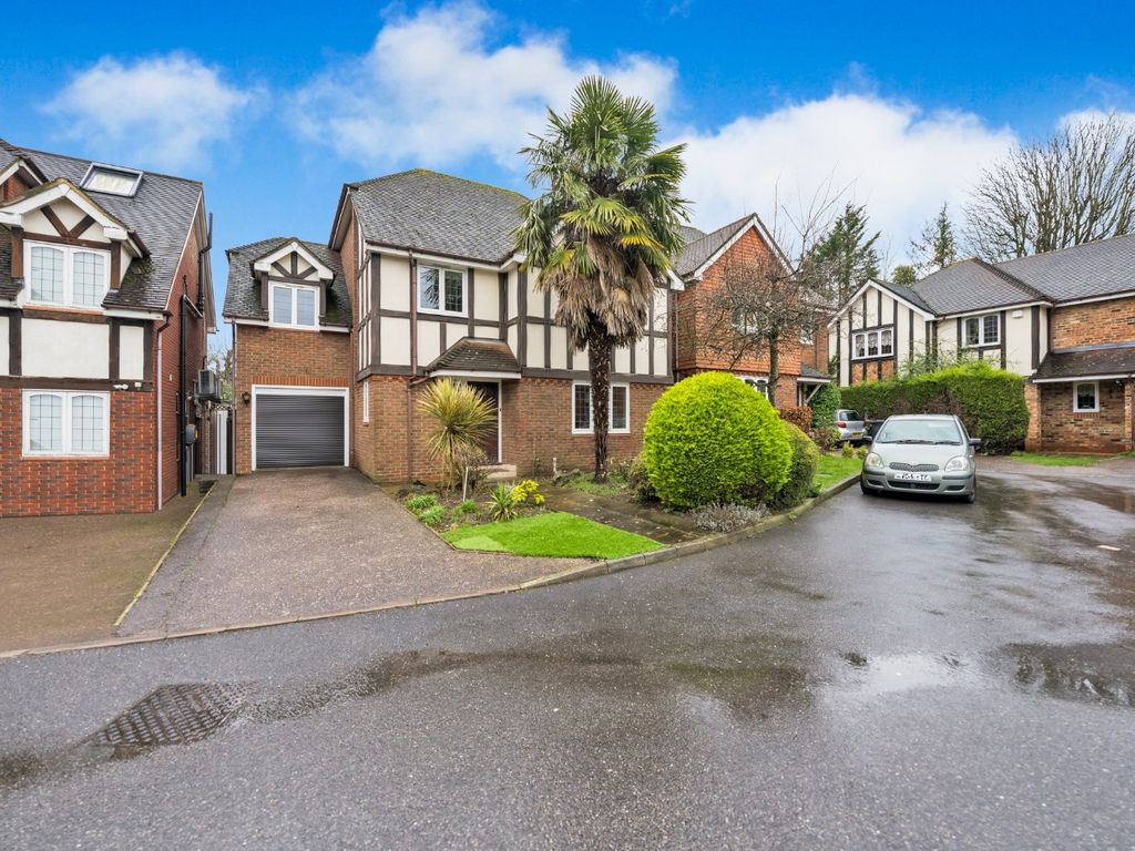 4 bed detached house for sale in Linfield Close, London NW4, £1,600,000