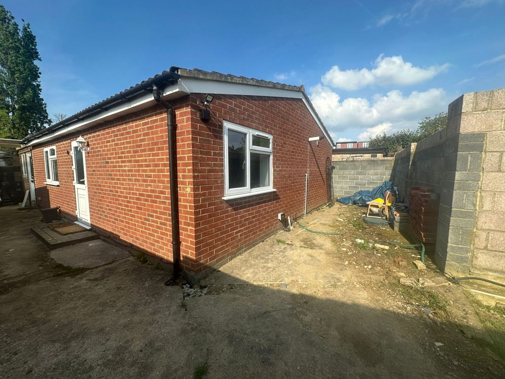 2 bed semidetached bungalow to rent in Eastcote Lane, South Harrow