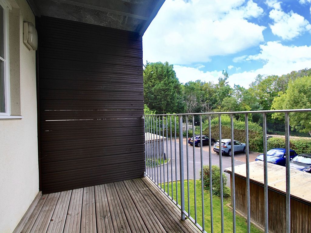 2 bed flat to rent in Tollgate Court, Moreton Road, South Croydon CR2