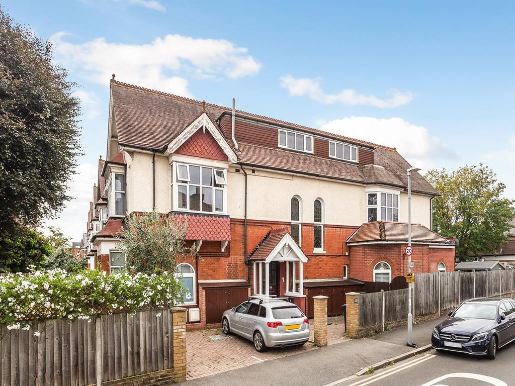 2 bed flat to rent in Avens House, Egmont Road KT6, £1,700 pcm Zoopla