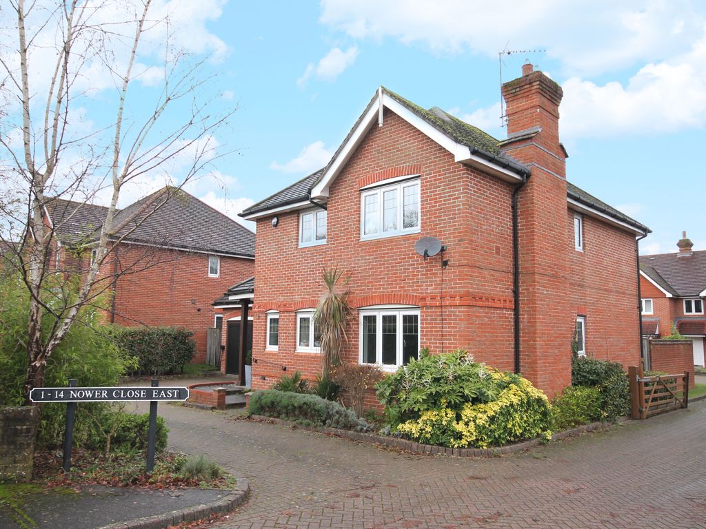 2 bed to rent in Nower Close East, Dorking RH4, £1,495 pcm