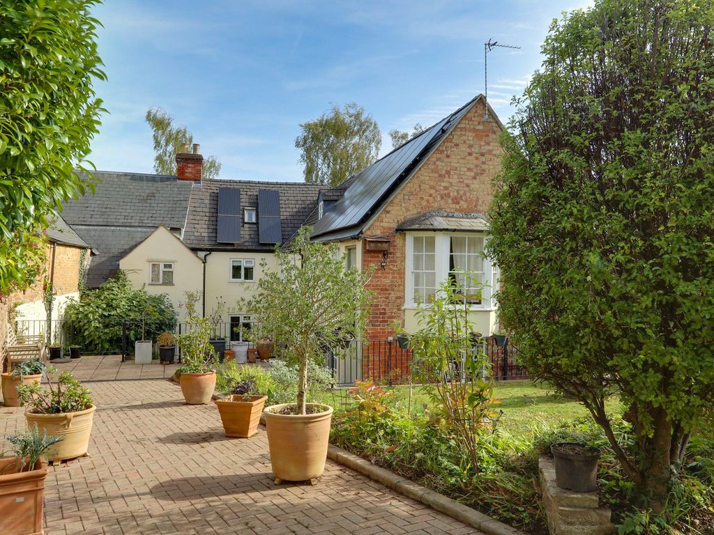 4 bed end terrace house for sale in High Street, Newnham