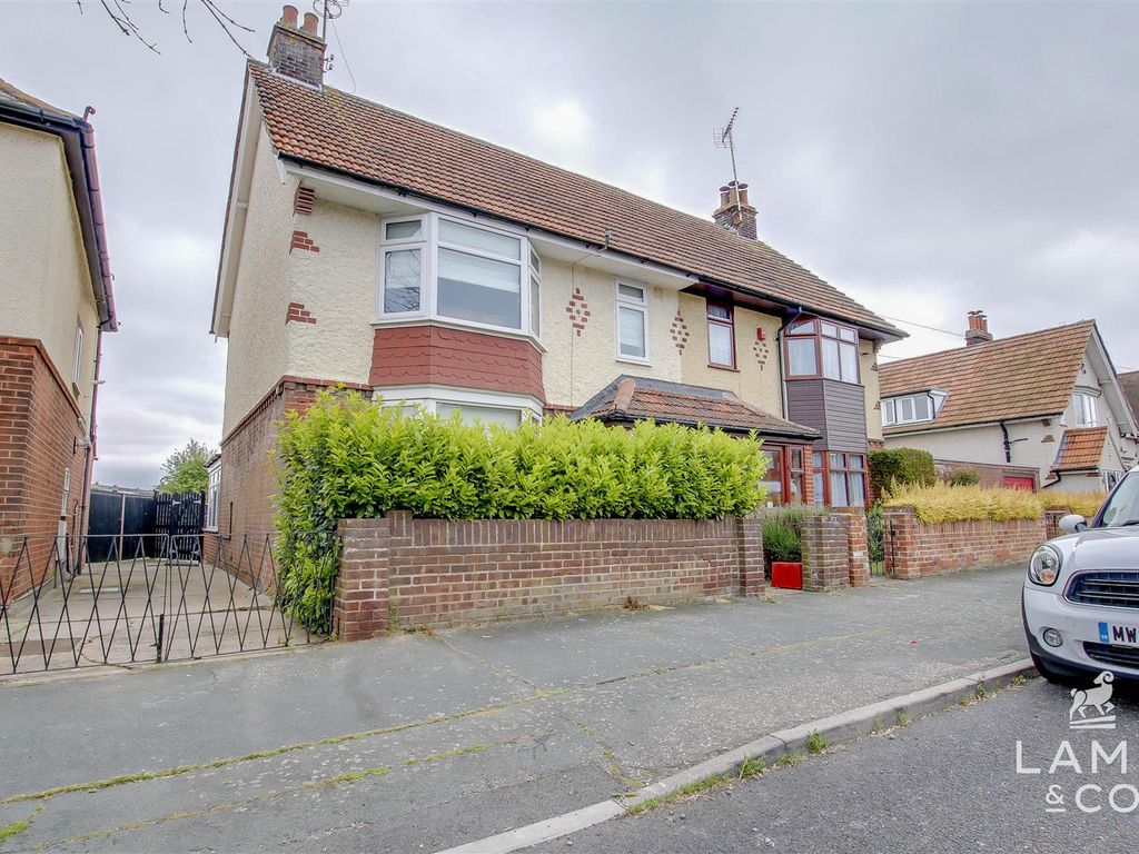 3 bed semidetached house for sale in Highfield Avenue, Dovercourt