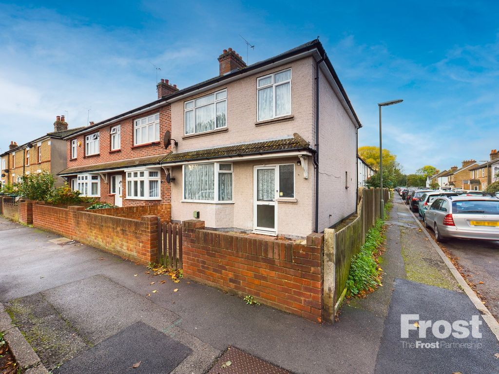 3 bed end terrace house for sale in Stanwell New Road, StainesUpon