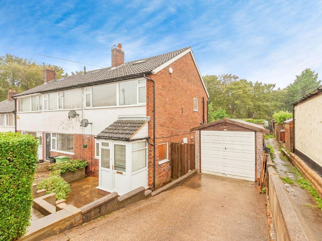3 bed end terrace house for sale in Somerdale Close, Bramley, Leeds