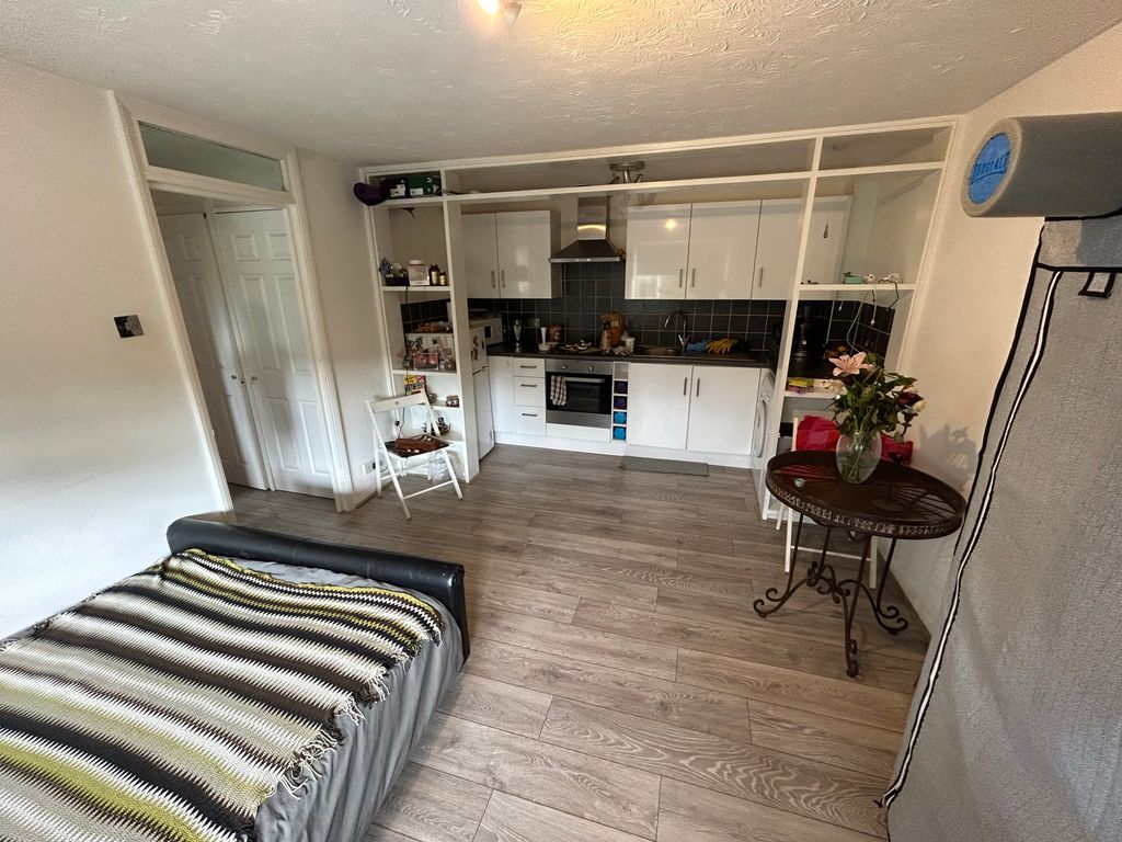 Studio to rent in Laburnum Close, Friern N11 Zoopla