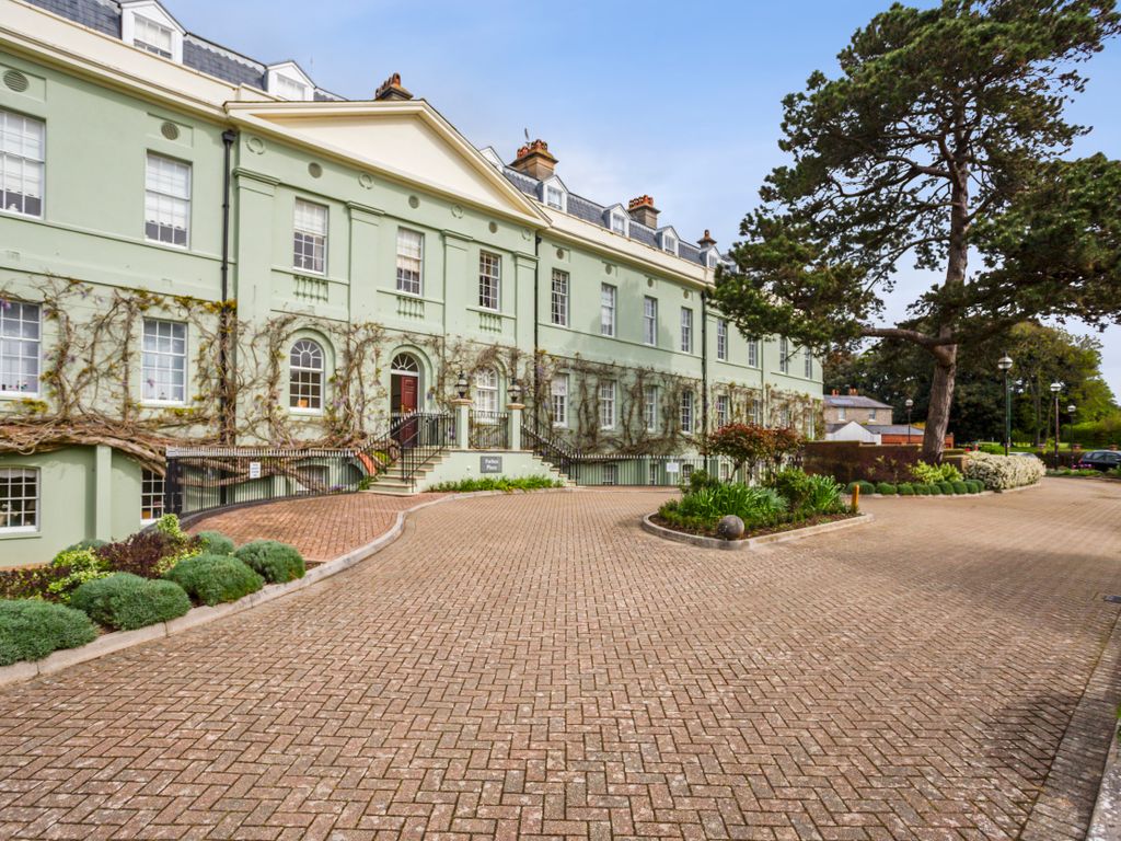 2 bed flat for sale in King Gardens, Chichester PO19, £400,000