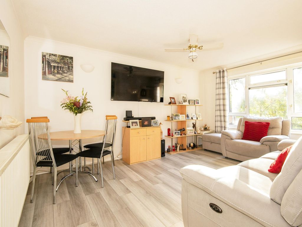 1 bed flat for sale in levett road, leatherhead, surrey kt22