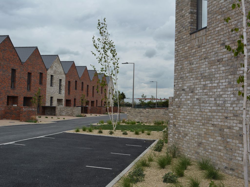 3 bed terraced house to rent in Northview Avenue, Tilbury, Essex RM18