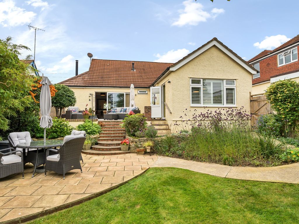 2 bed bungalow for sale in Park Road, Aldershot, Hampshire GU11, £