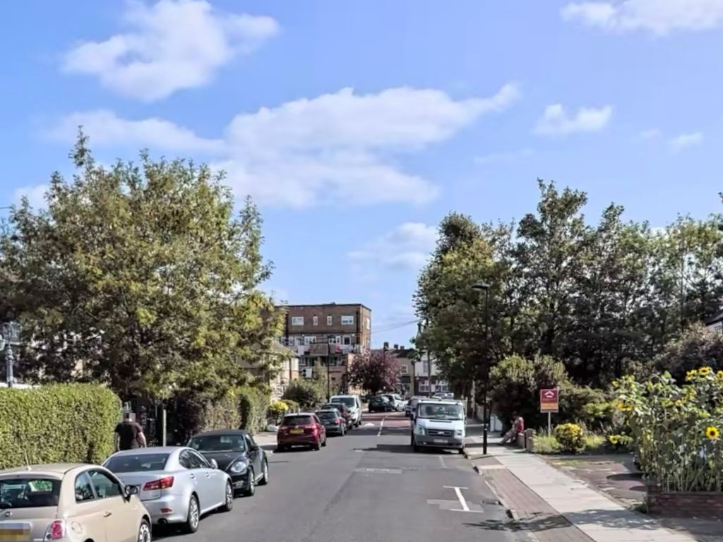 Room to rent in Gordon Road, Enfield EN2, £700 pcm Zoopla