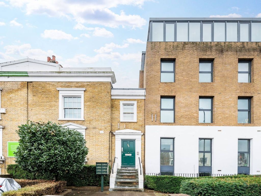 2 bed flat for sale in New Cross Road, New Cross, London SE14, £425,000