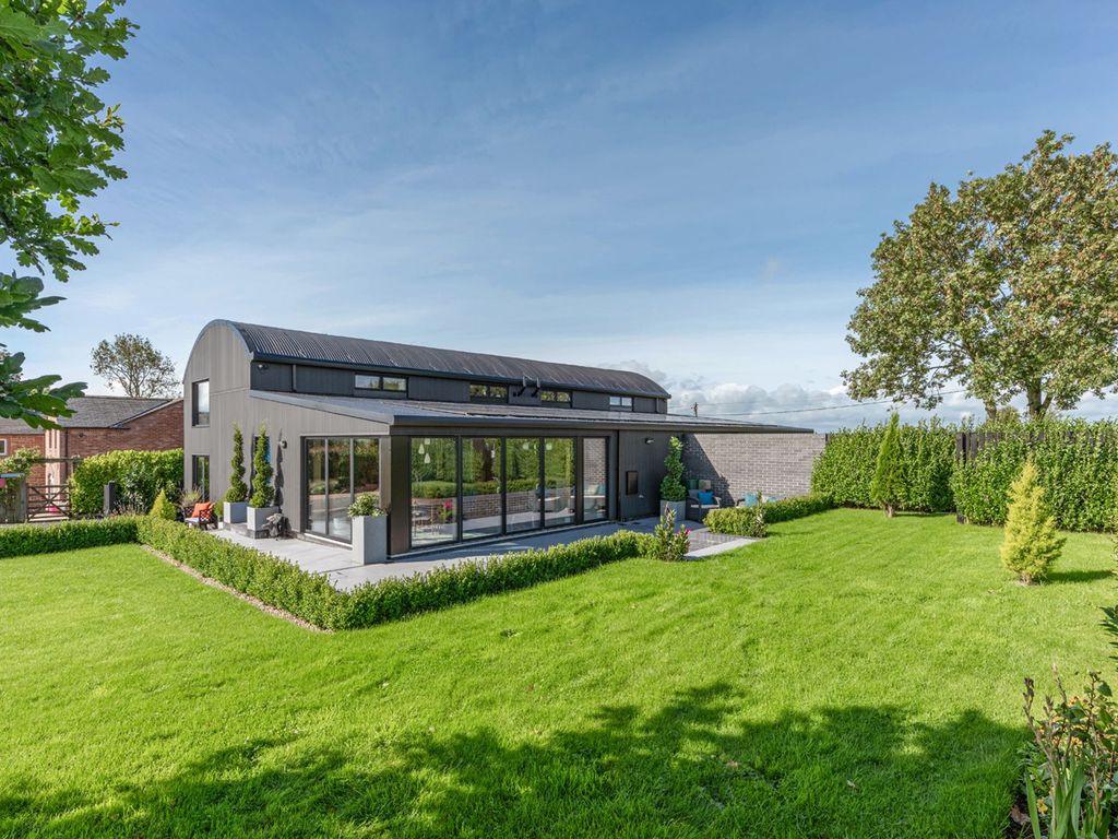 4 bed barn conversion for sale in Jays House, High Bridge, Dalston