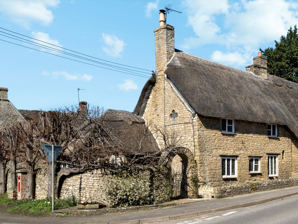 3 bed semidetached house for sale in Main Street, Long Compton