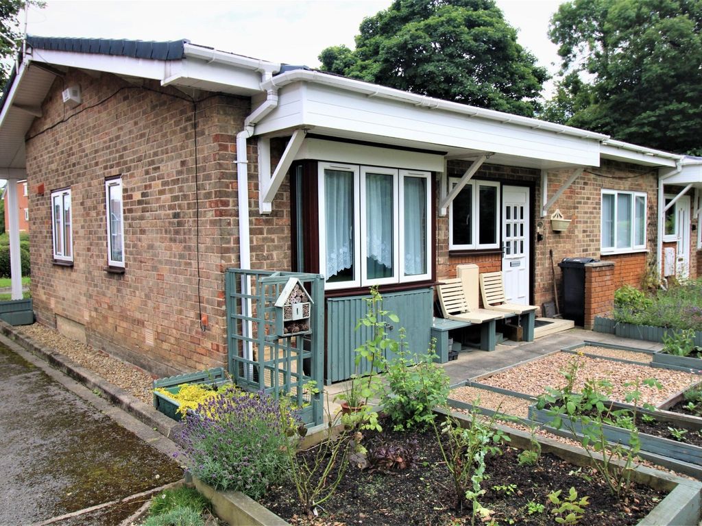 1 bed terraced bungalow for sale in Mortomley Hall Gardens, High Green