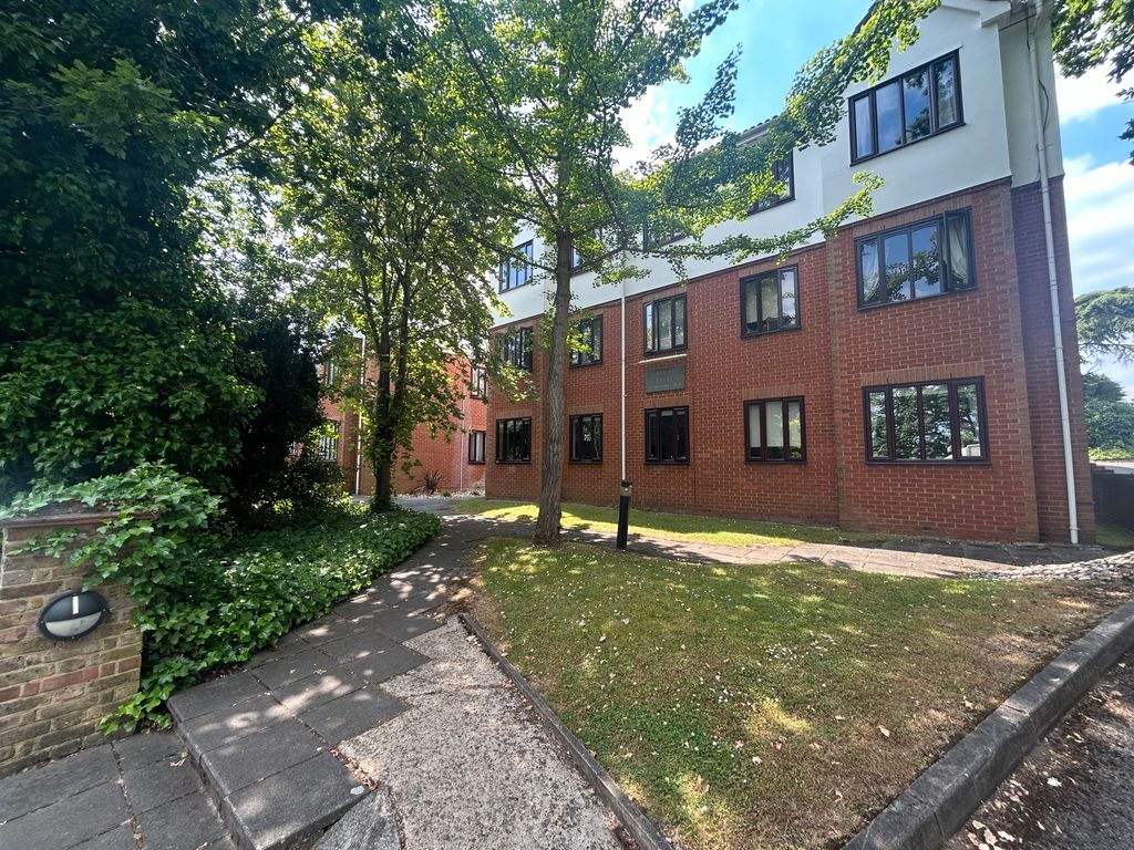 1 bed flat for sale in Lyonsdown Road, New EN5, £250,000