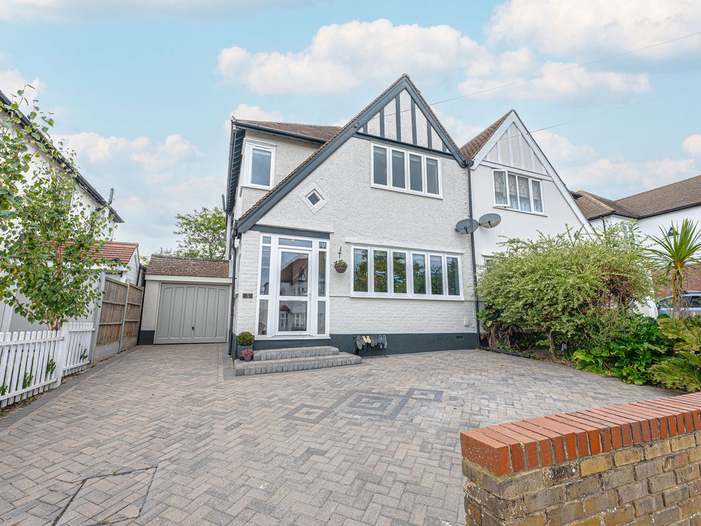 4 bed semidetached house for sale in Thames Drive, LeighOnSea SS9, £