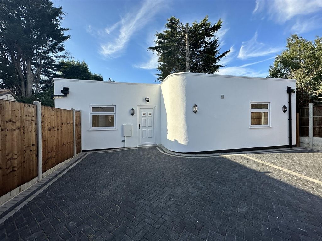 1 bed detached bungalow to rent in St. Marys Lane, Upminster RM14, £