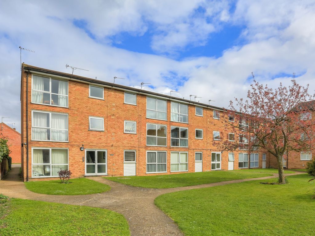 2 bed flat to rent in Meadow Close, London Colney, St Albans, Herts AL2