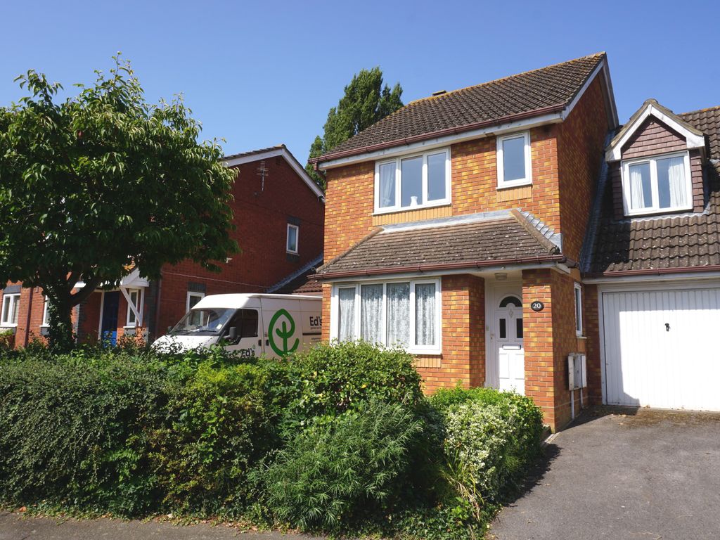 3 bed semidetached house for sale in Merritt Gardens, Chessington KT9