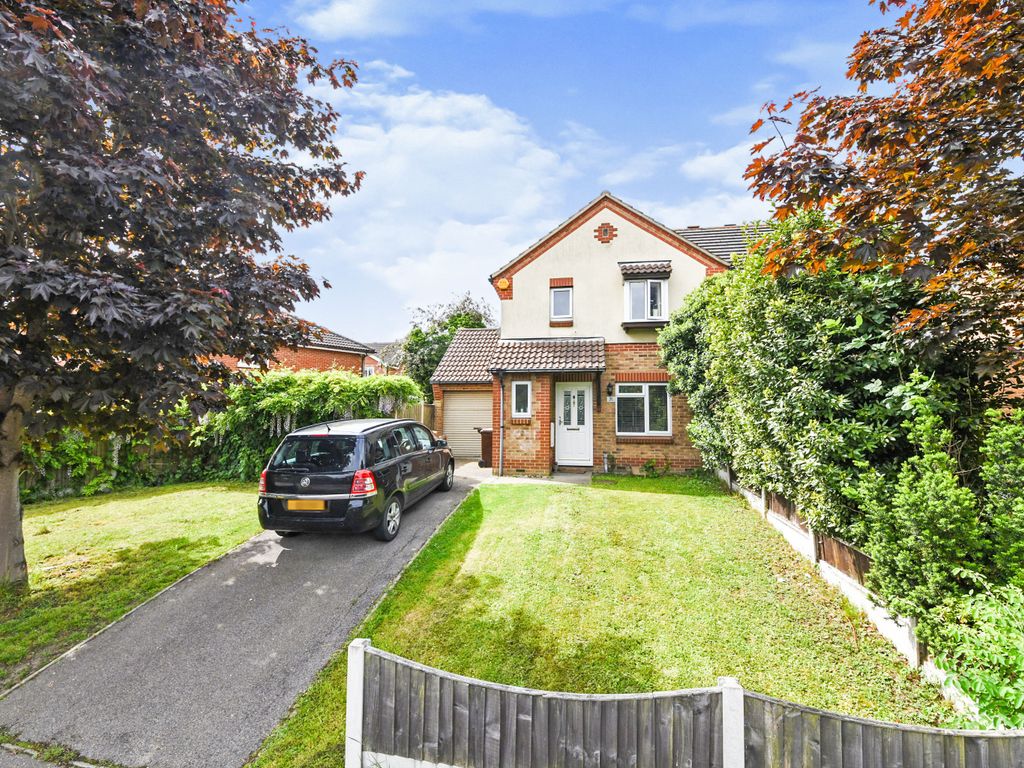 3 bed semidetached house for sale in Arterial Road, Rayleigh, Essex