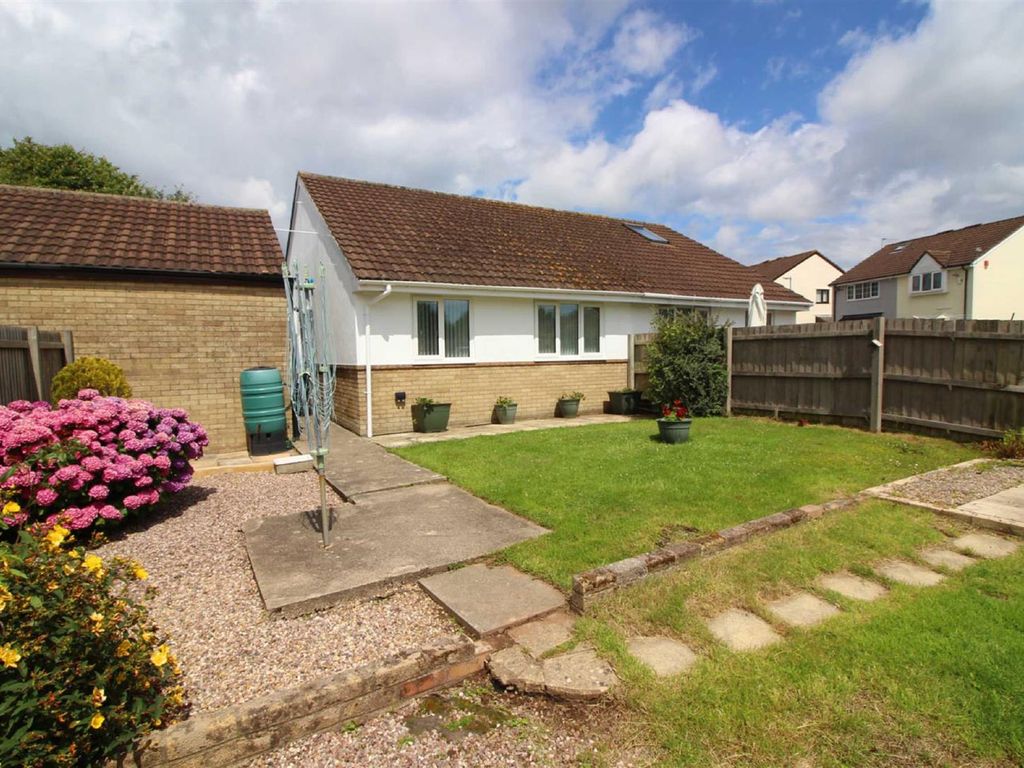 2 bed semidetached bungalow to rent in Oakford Close, Pontprennau